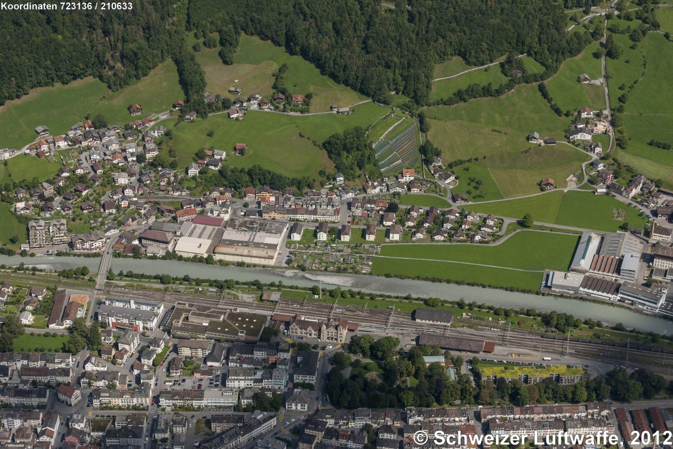 Glarus, Ennetbühls (Siedlungsteil links) - Ennenda (Position 2'724'193.13, 1'211'335.31), Blick gegen NE. - Häusergruppe in der Waldlichtung oben: 'Mettlen'; Rebhang 'Wiberg'; Häusergruppe rechts oben: 'Sturmigen' bis 'Ännetrösligen'.